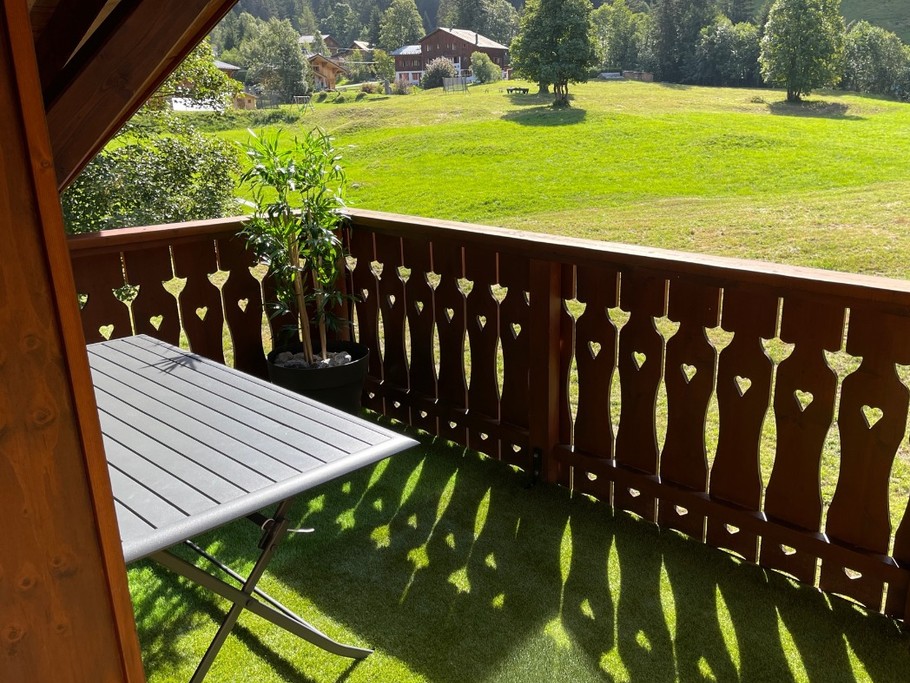 Balcon avec vue sur la montagne