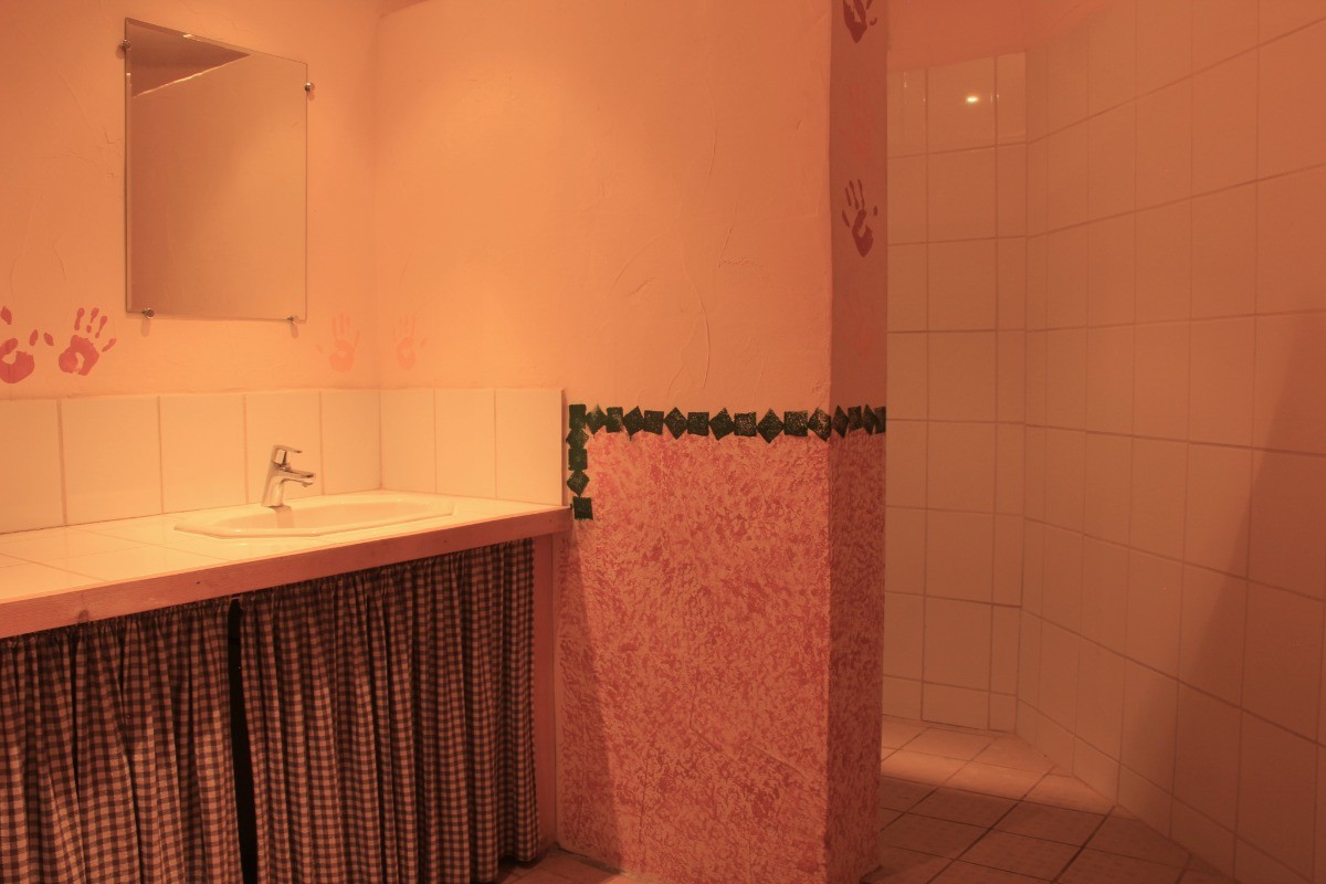 Première salle d'eau en rez-de-chaussée avec sa douche à l'italienne