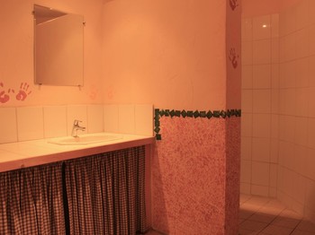 Première salle d'eau en rez-de-chaussée avec sa douche à l'italienne