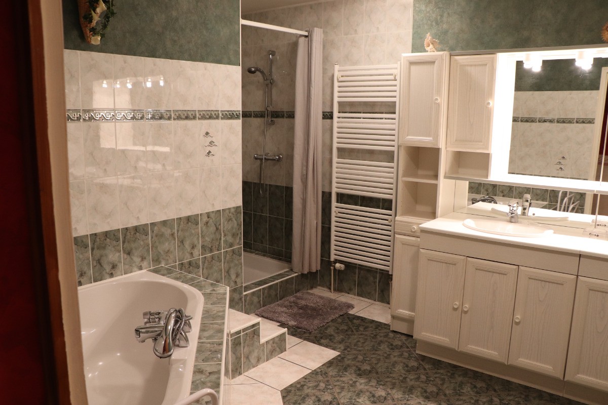salle de bains , baignoire , douche , 2 vasques