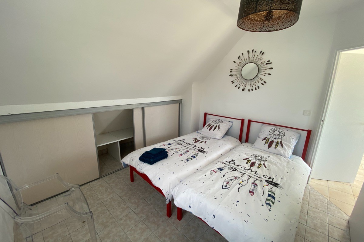 chambre 4 à l'étage deux lits