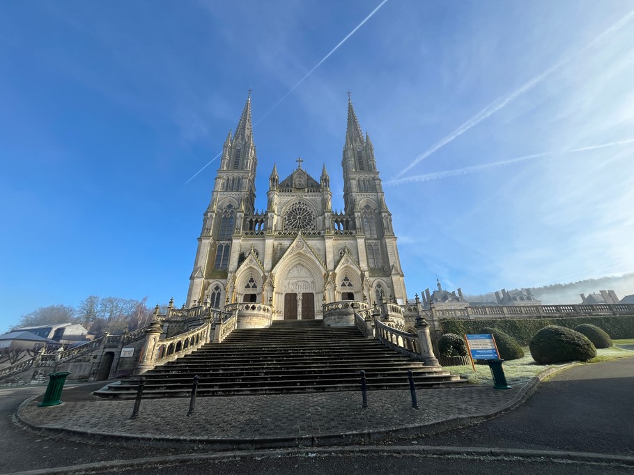 Gîte les Bruyères La chapelle Montligeon Basilique