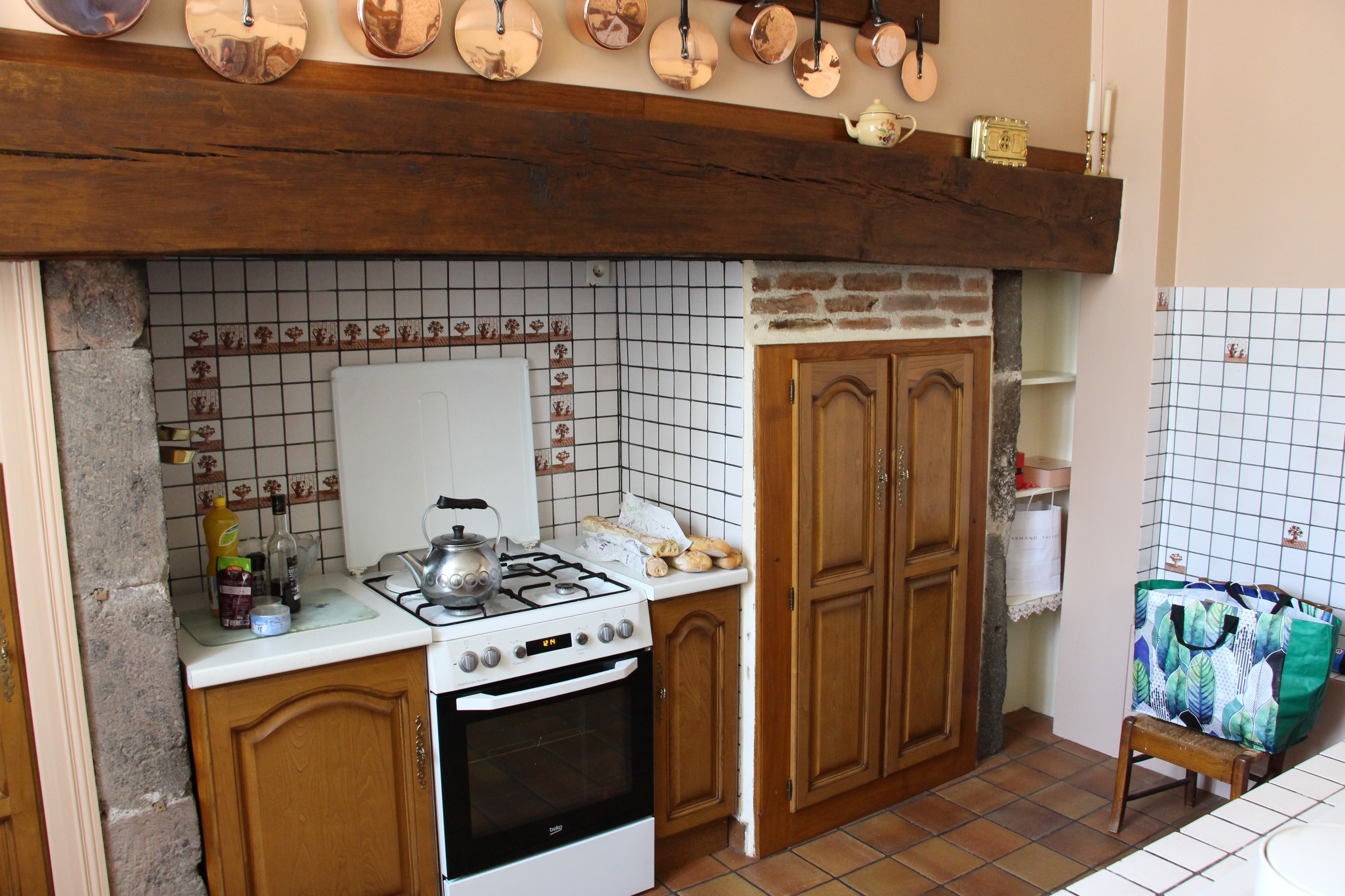 Cuisine avec équipements complets  dans une maison de caractère