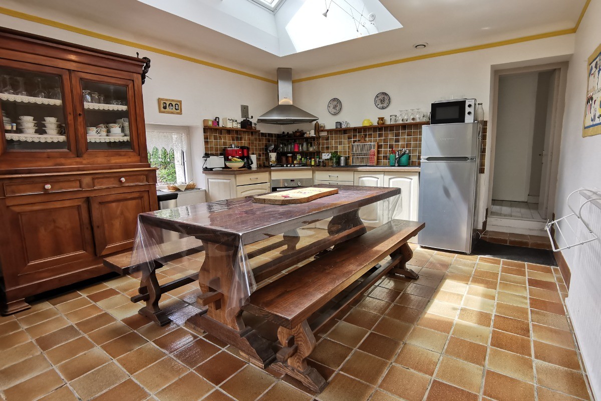 Cuisine équipée avec table à manger