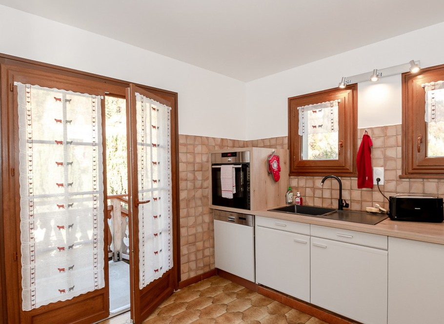 Cuisine avec accès balcon côté Ouest et terrasse