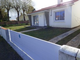 Devanture de la maison et accès stationnement privé
