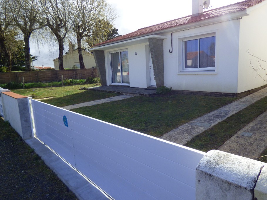 Devanture de la maison et accès stationnement privé