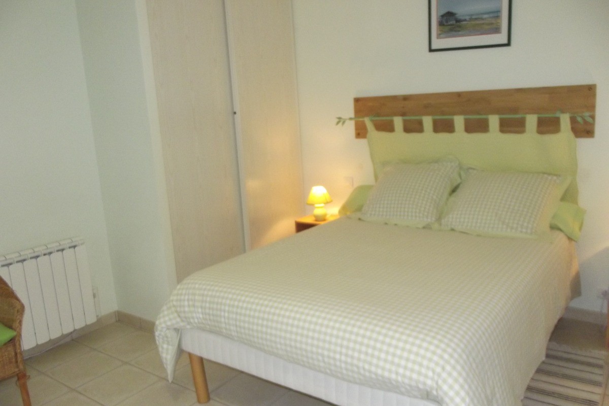 chambre1 1 lit 140 couette 220x240 +1 lit 90 couette 140x190