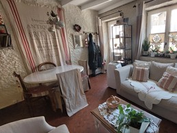 Coin repas convivial attenant à la cuisine, idéal pour partager des moments en famille ou entre amis