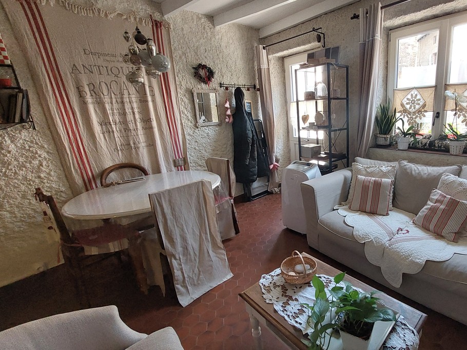 Coin repas convivial attenant à la cuisine, idéal pour partager des moments en famille ou entre amis