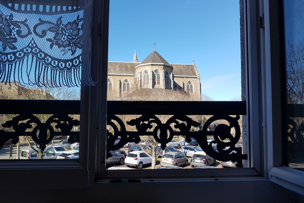 Vue sur l'église de Cancale depuis la chambre. Parking en bas de la résidence.