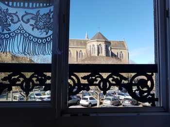 Vue sur l'église de Cancale depuis la chambre. Parking en bas de la résidence.