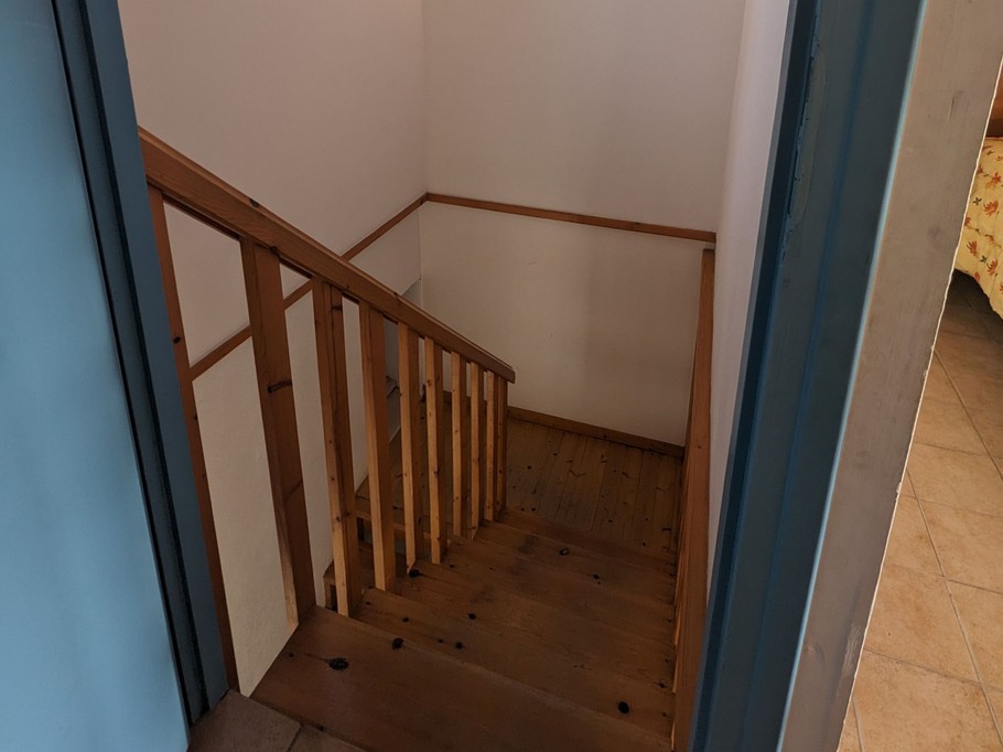 Escalier qui mène aux chambres