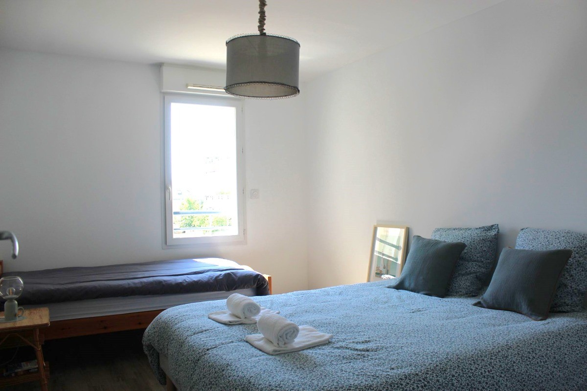 Chambre avec un lit en 160 et un lit en 90