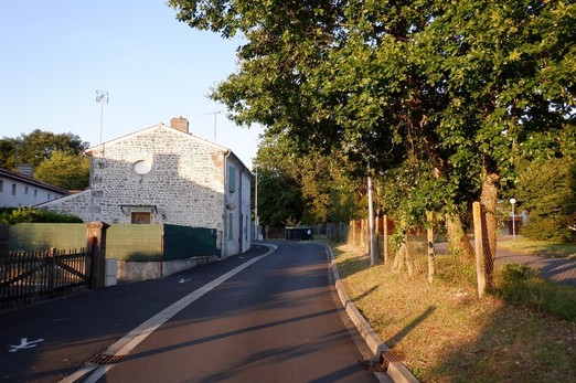 Ruelle devant le gite (sens unique) de La Petite maison en Charente maritime