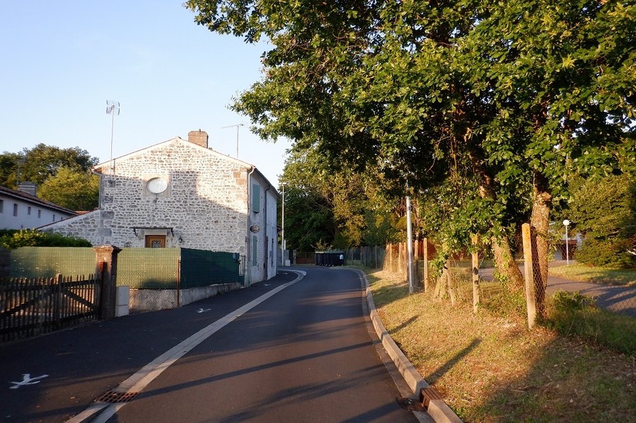 Ruelle devant le gite (sens unique) de La Petite maison en Charente maritime