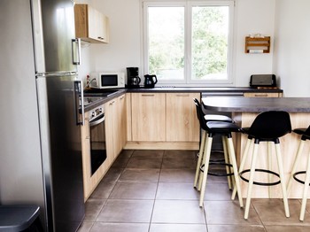 Cuisine entièrement équipée, coin salon et coin séjour avec table à manger