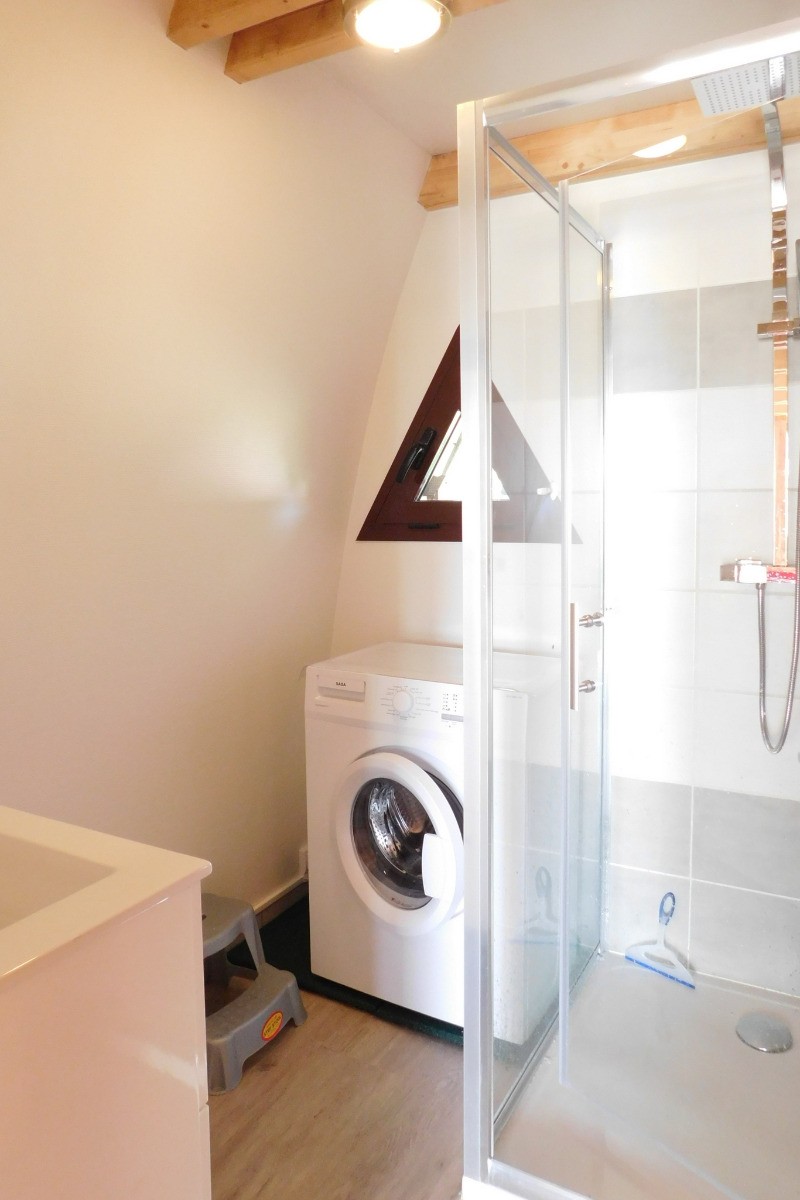 salle d'eau grand angle avec lave linge