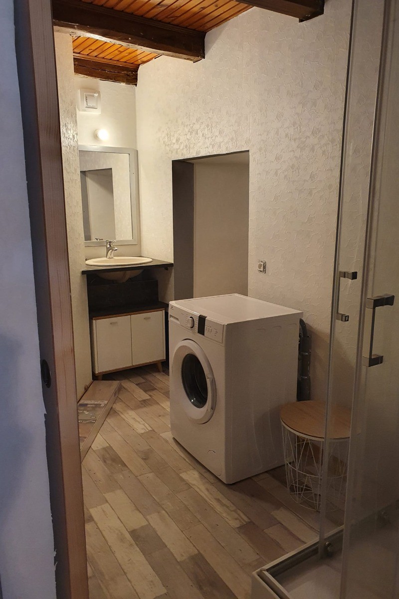 Salle de bain avec cabine de douche et WC
