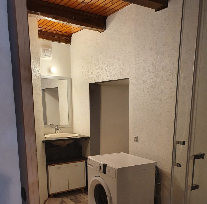 Salle de bain avec cabine de douche et WC