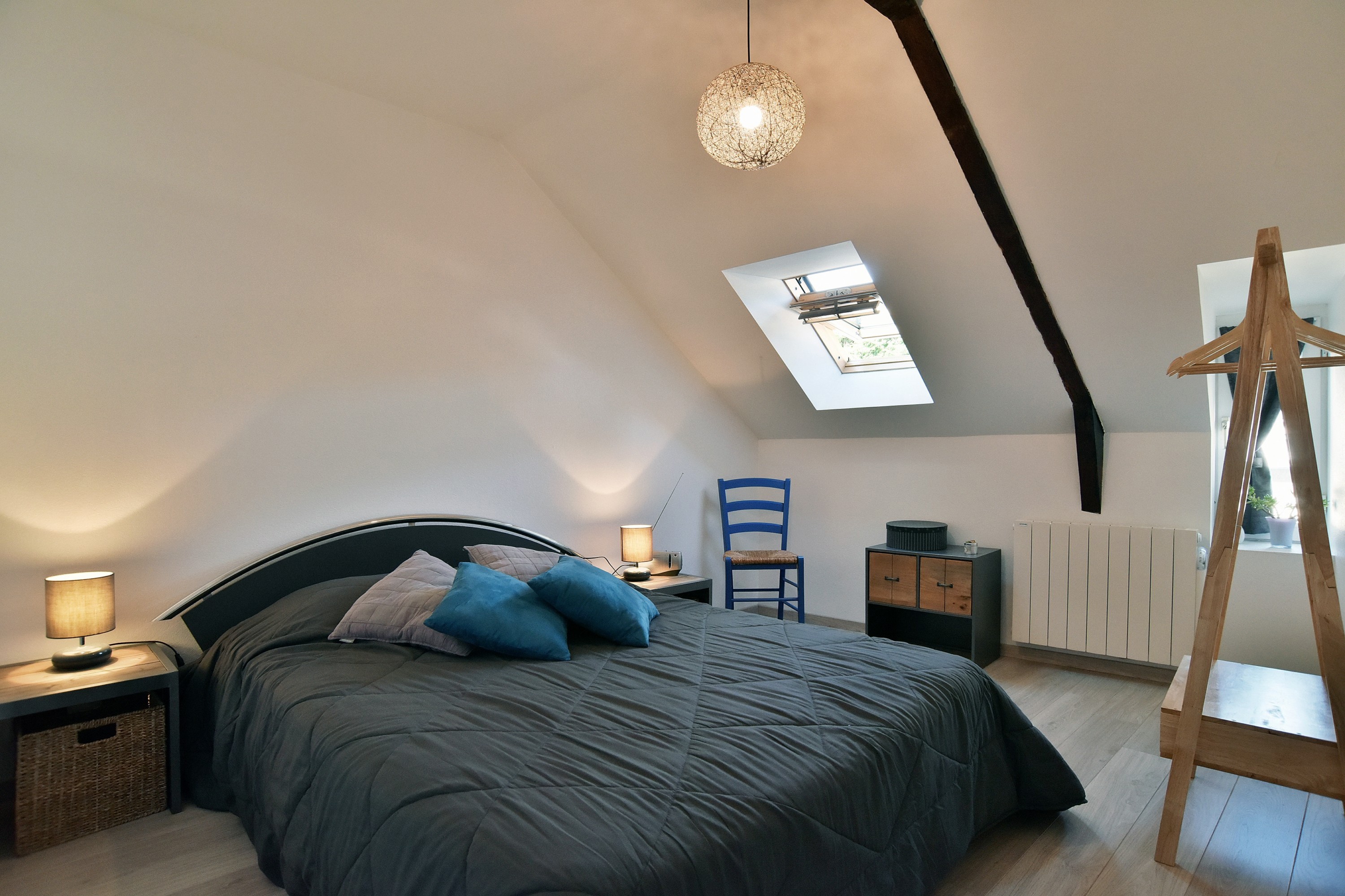 2nd étage : chambre 2, pour 2 personnes (lit 140 x 190 cm) avec commode et penderie.