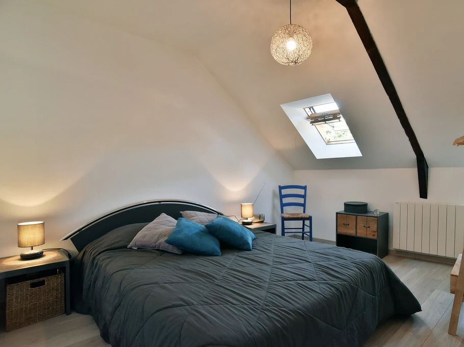 2nd étage : chambre 2, pour 2 personnes (lit 140 x 190 cm) avec commode et penderie.