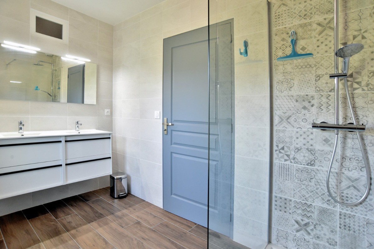 Salle d'eau spacieuse et lumineuse à l'étage avec double vasque et douche à l'italienne.