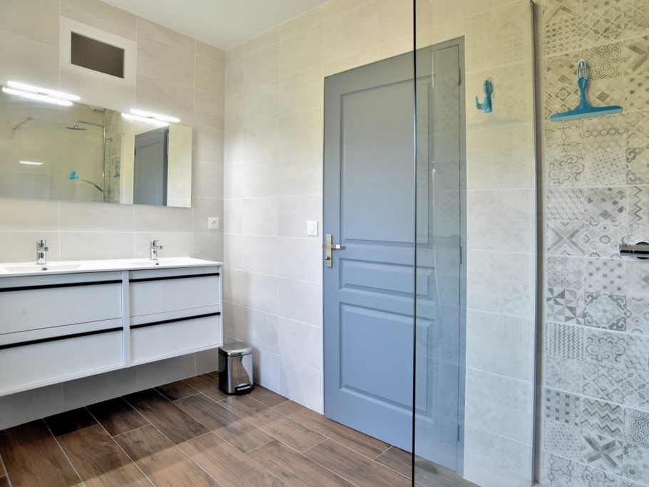 Salle d'eau spacieuse et lumineuse à l'étage avec double vasque et douche à l'italienne.
