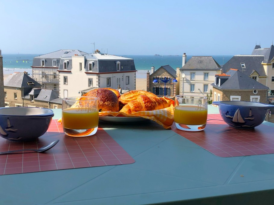 Vue magnifique depuis le balcon vers la plage du Sillon à Saint-Malo. Salon de jardin pour 2 personnes et 2 chaises relaxantes.(suggestion de petit-déjeuner)