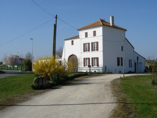 Façade du Moulin du Rocher pour 3 personnes près de Royan en Charente maritime