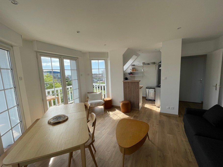 SÉJOUR COMMUNIQUANT AVEC LA CUISINE