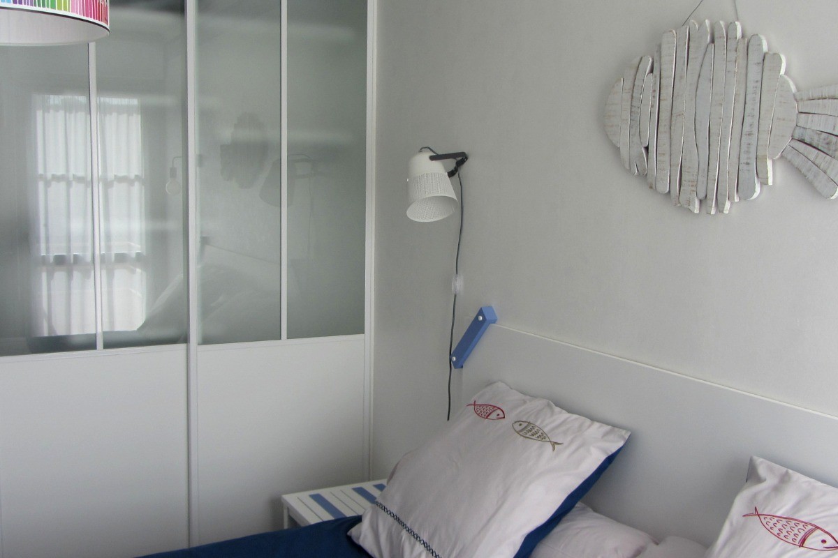 La chambre, et son placard fonctionnel