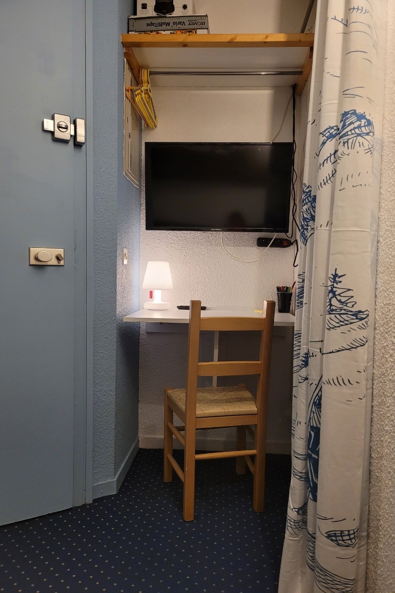 Téléphérique du Bonheur, le coin chambre - TV - bureau dans l'entrée avec espace bureau