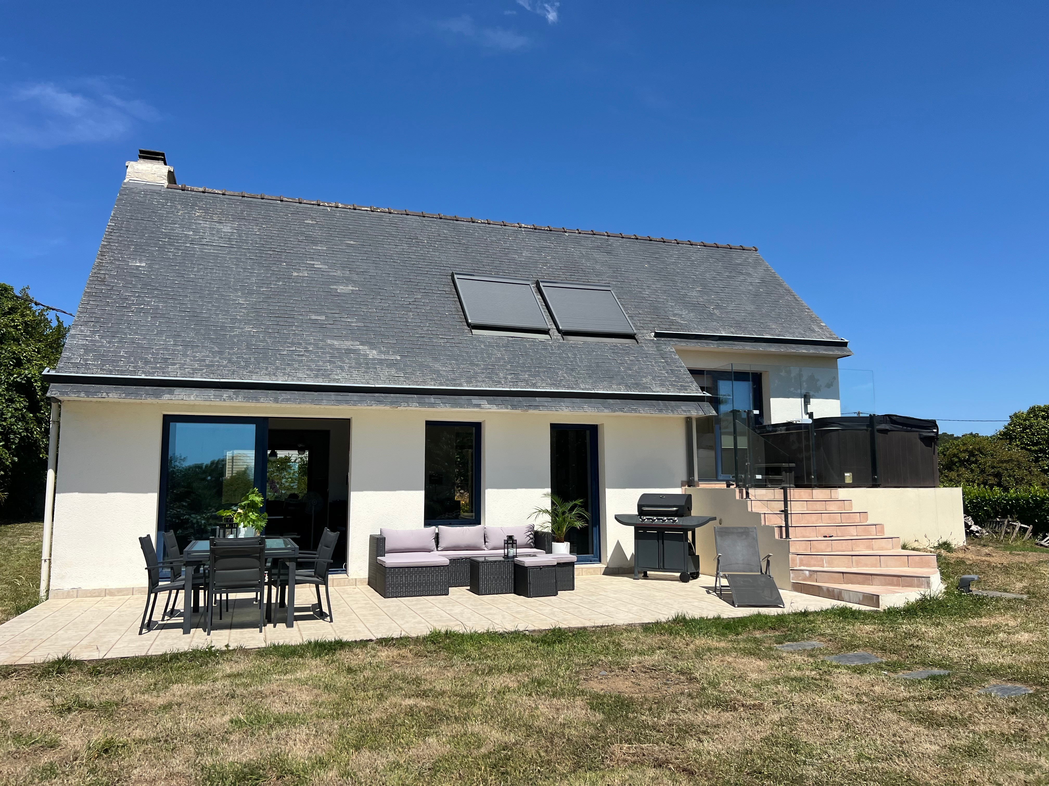 Terrasse avec table, salon + barbecue