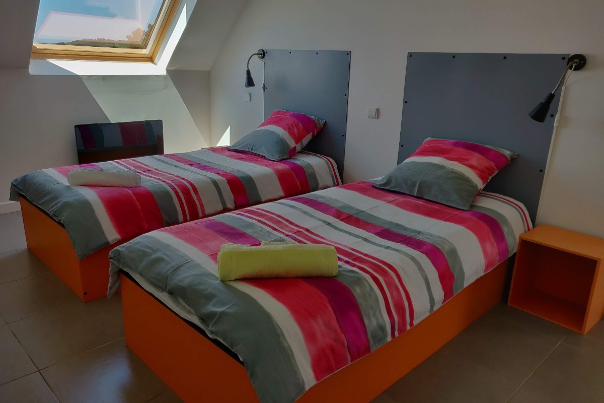 Chambre à l'étage avec vue mer . 2 lits de 90 x 190 cm