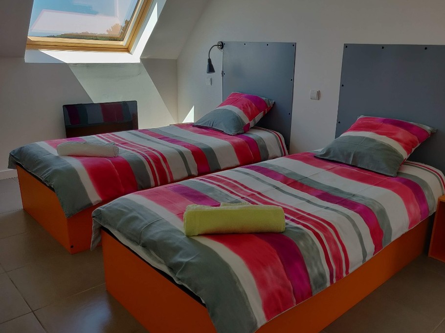 Chambre à l'étage avec vue mer . 2 lits de 90 x 190 cm