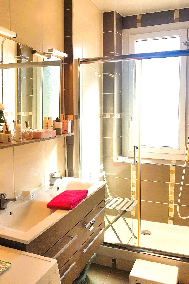 Salle d'eau double vasque et douche italienne