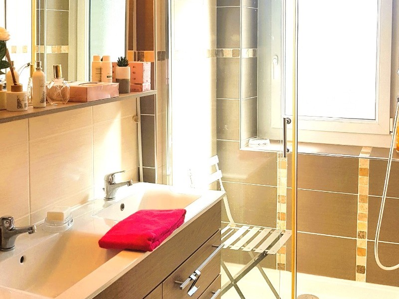 Salle d'eau double vasque et douche italienne