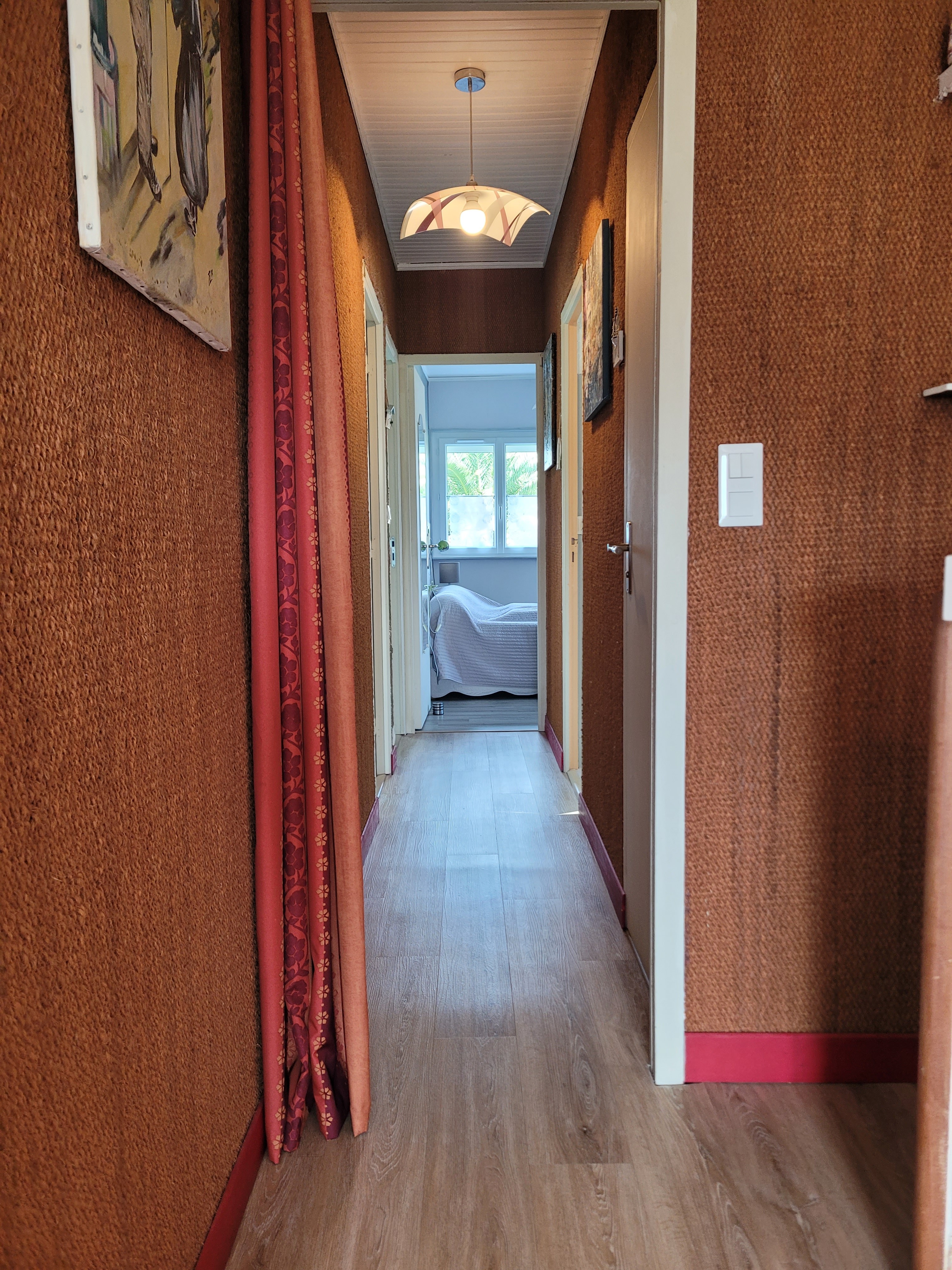 Location de vacances Paimpol, Clévacances, couloir desservant les chambres et SDE