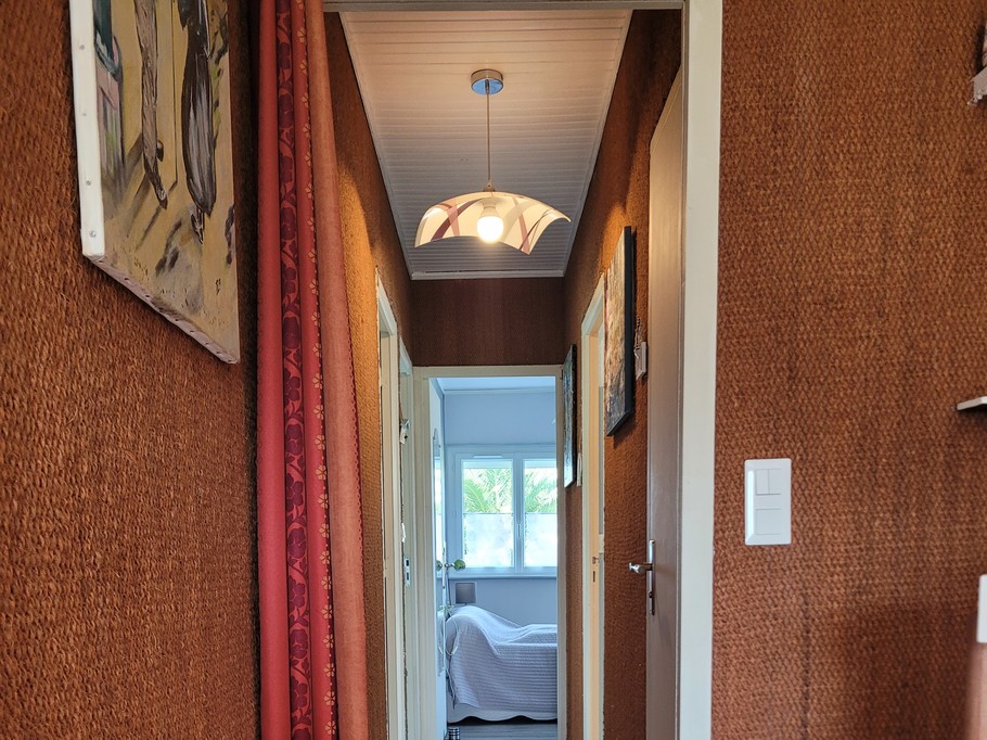 Location de vacances Paimpol, Clévacances, couloir desservant les chambres et SDE