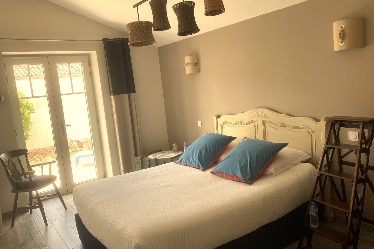 La grande chambre et son lit de 160 cm