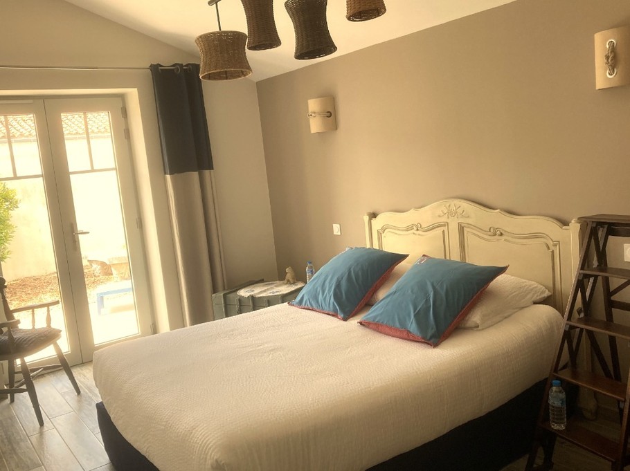 La grande chambre et son lit de 160 cm