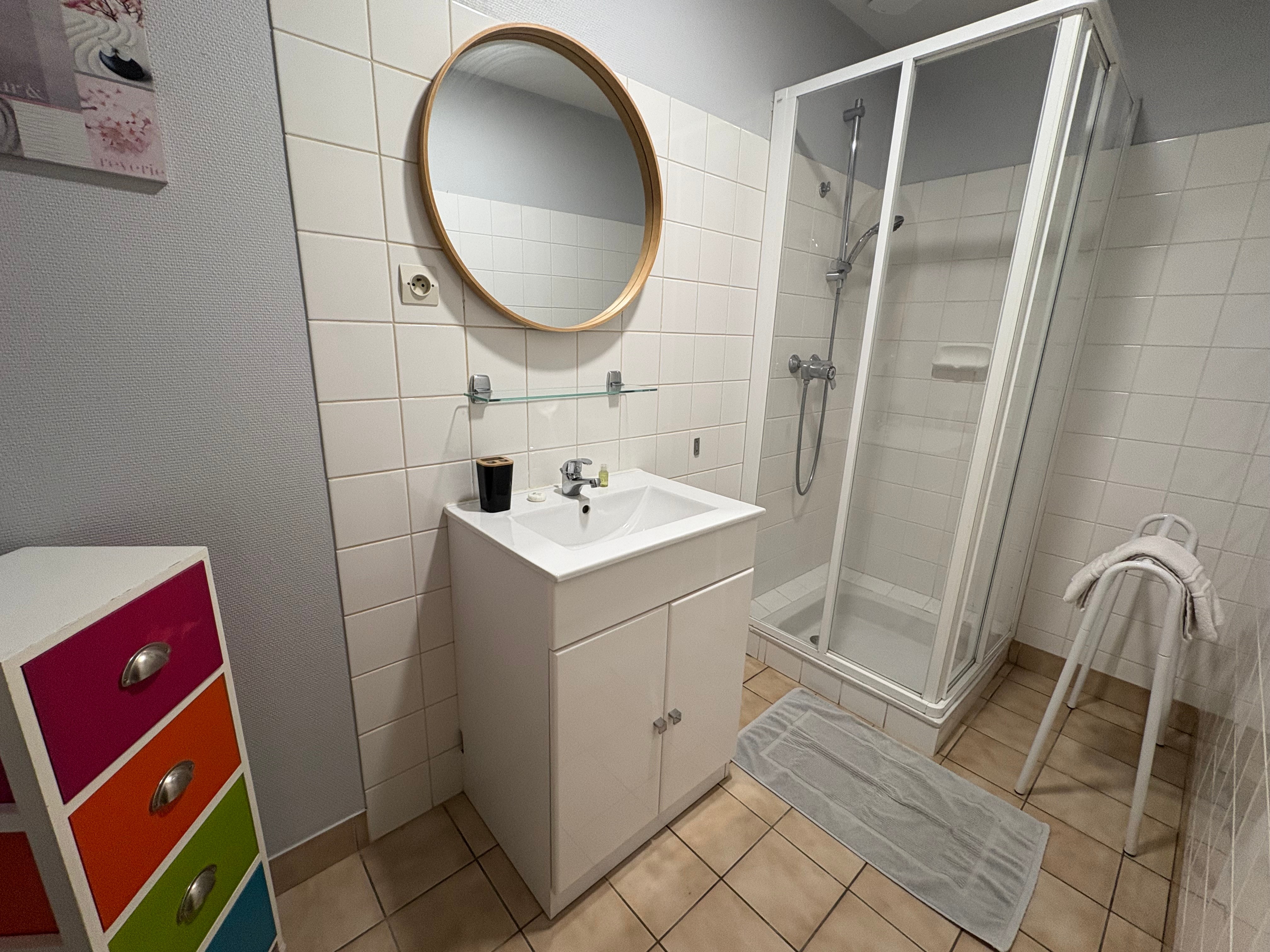 Salle d'eau au RDC avec meuble vasque, douche grande dimension. WC indépendant au RDC