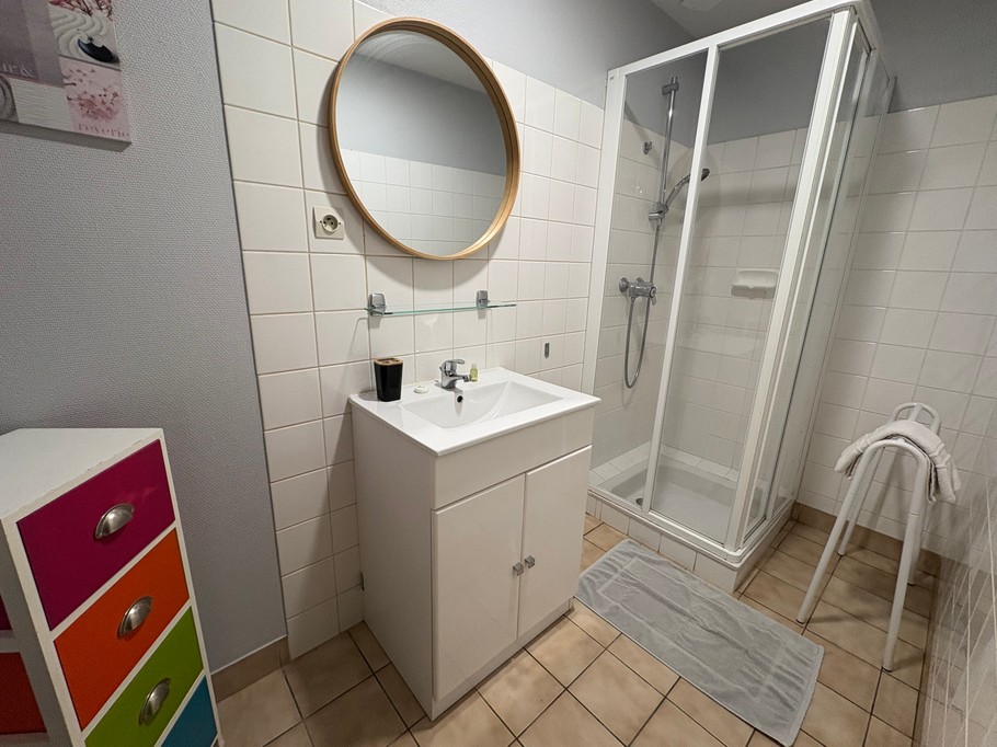 Salle d'eau au RDC avec meuble vasque, douche grande dimension. WC indépendant au RDC