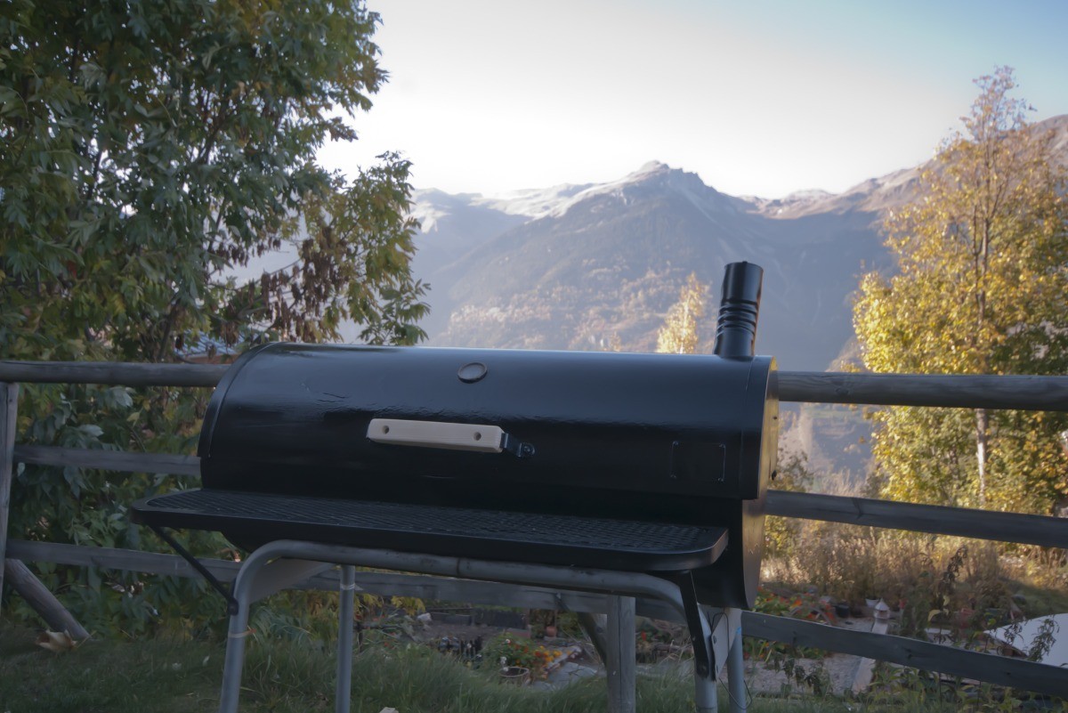 Barbecue "tonneau" dans le jardin