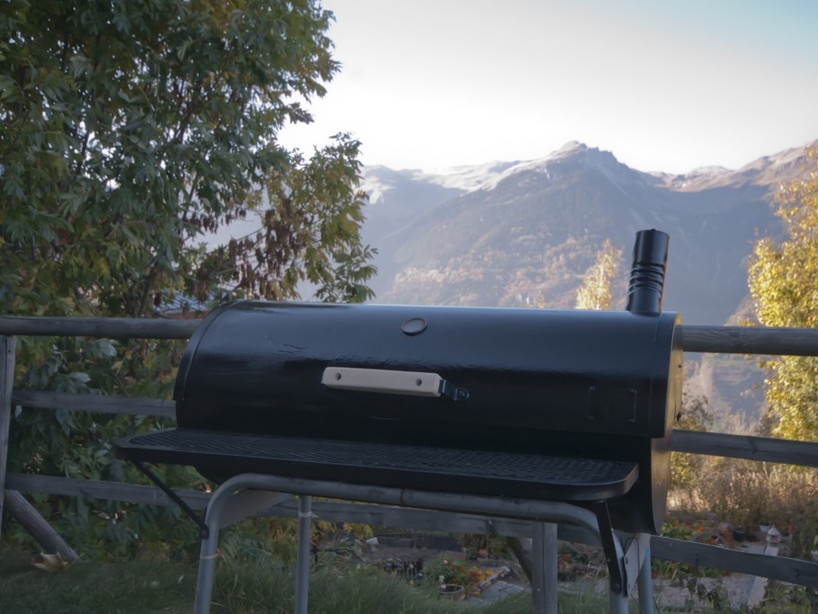 Barbecue "tonneau" dans le jardin