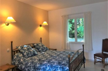 Chambre Chêne à L'Essartille avec un lit en 160 et un lit en 90