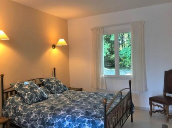 Chambre Chêne à L'Essartille avec un lit en 160 et un lit en 90