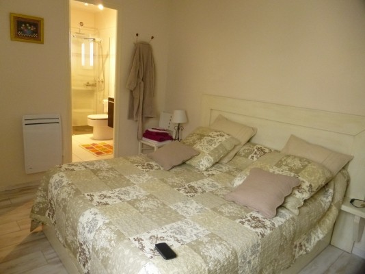 la chambre dans les tons de beige et sa salle de bain attenante