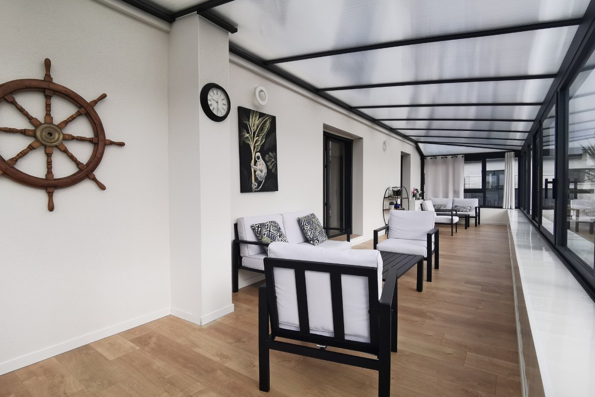 Etage: Grande loggia avec espace détente